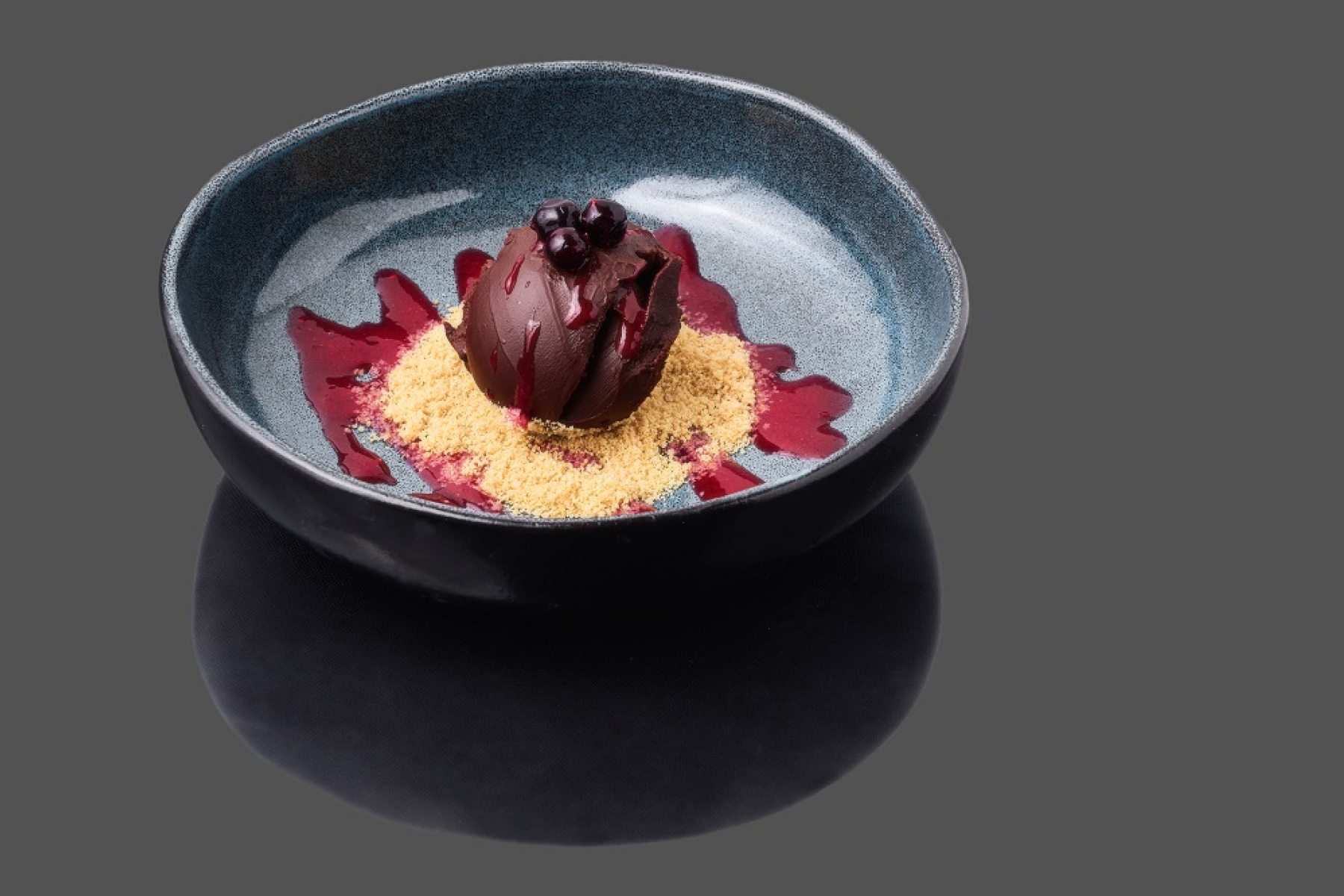 Шоколадный ганаш с черной смородиной и песочной крошкой