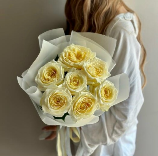 Ароматный букет крупных пионовидных роз