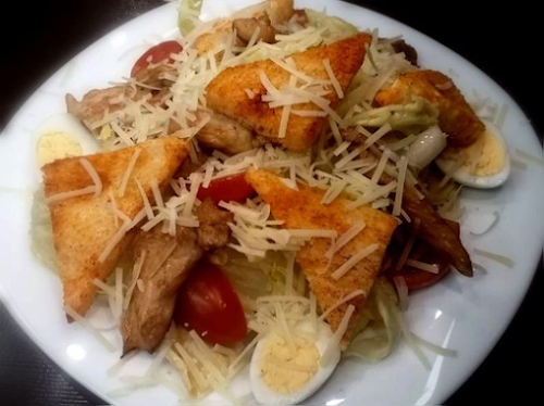 Салат Цезарь с курочкой