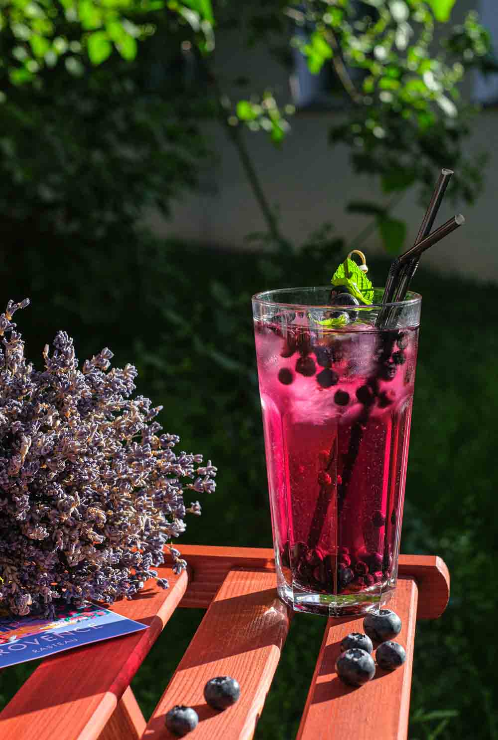 Лавандовый лимонад с черникой