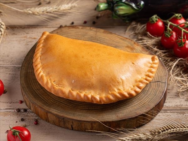 Кальцоне с курицей и колбасой