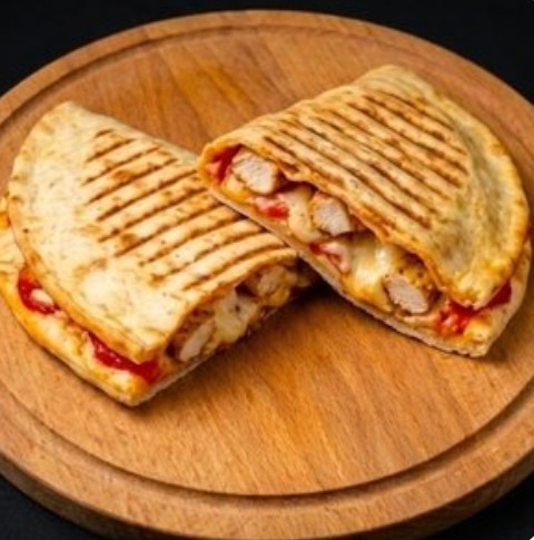 Закрытая пицца с курицей