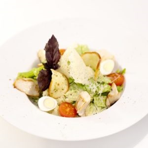 КЛАССИЧЕСКИЙ ЦЕЗАРЬ С КУРИНЫМ ФИЛЕ ГРИЛЬ
