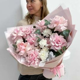 Букет хризантем с диантусами и ромашкой