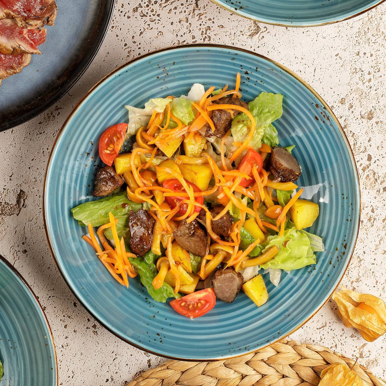 Салат со свининой гриль