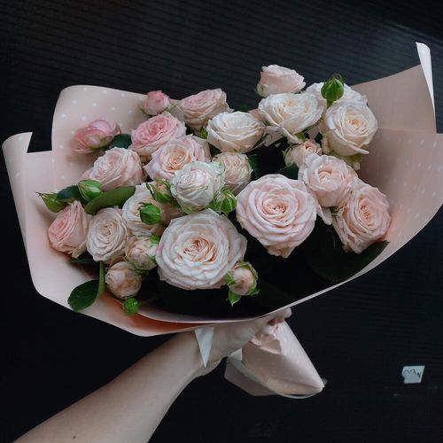 Летний букет кустовых пионовидных роз