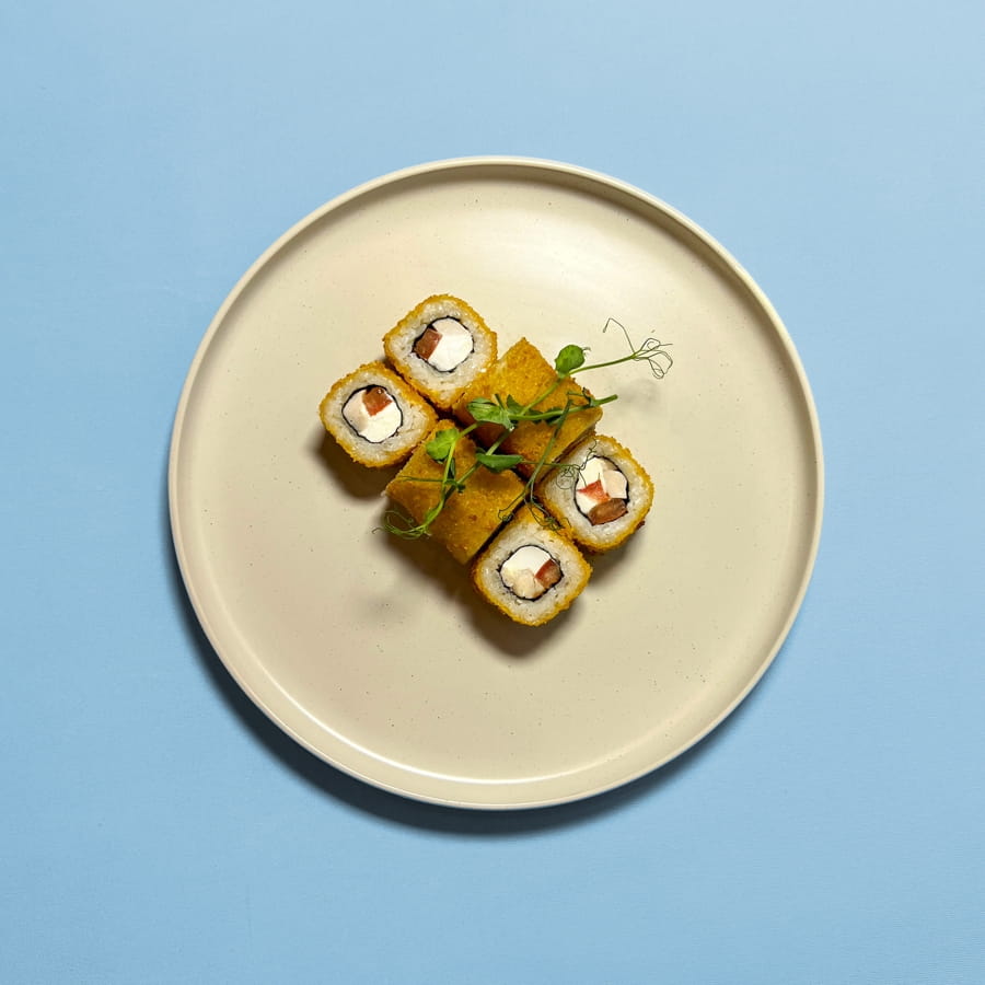 Жареный ролл с курицей