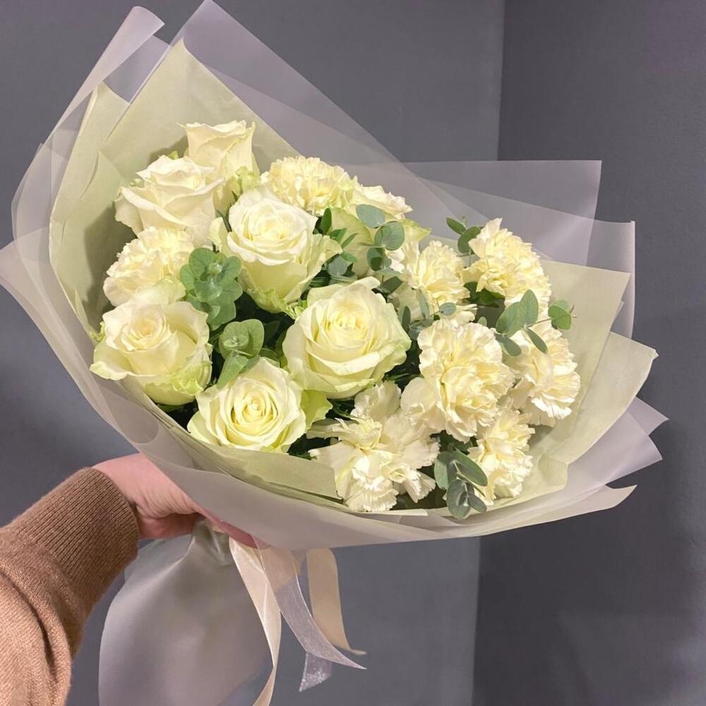 Букет из роз, диантусов и эвкалипта