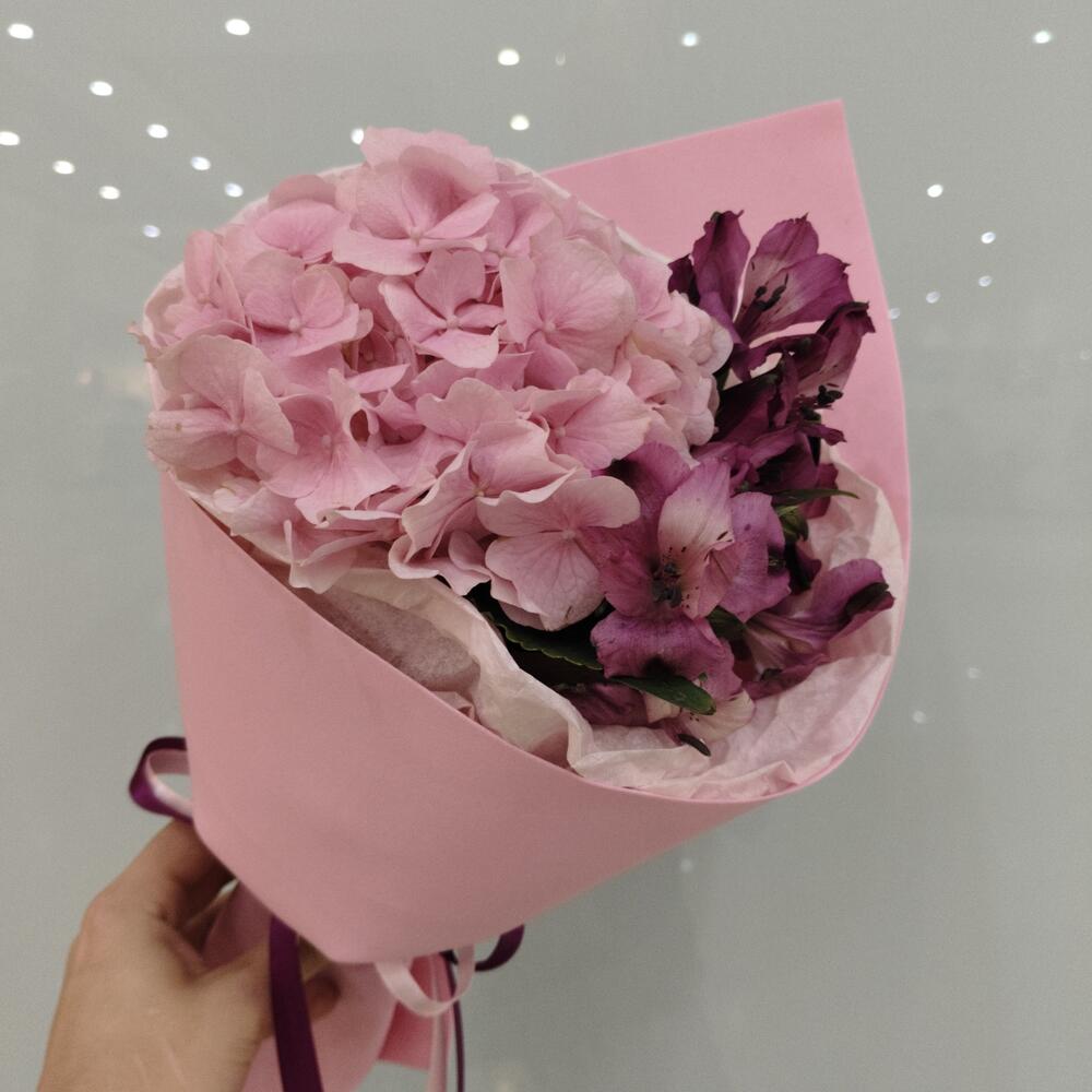 Букет "Мороженое" из гортензии с альстромериями