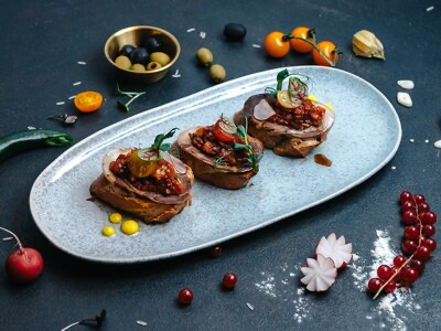 Брускетта с казы