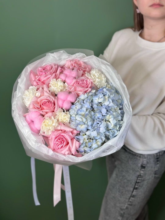 Букет с голубой гортензией ,диантусами ,розами и хлопком