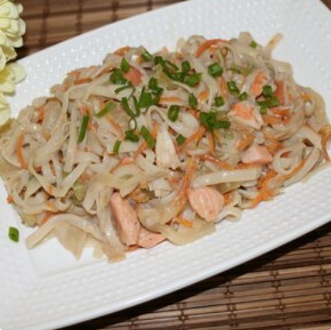 Лапша Wok с лососем и кревет. в слив. соусе
