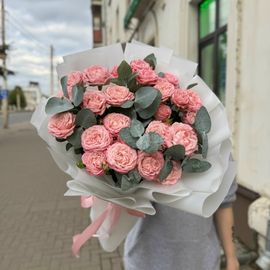 Кустовые розы и эвкалипт