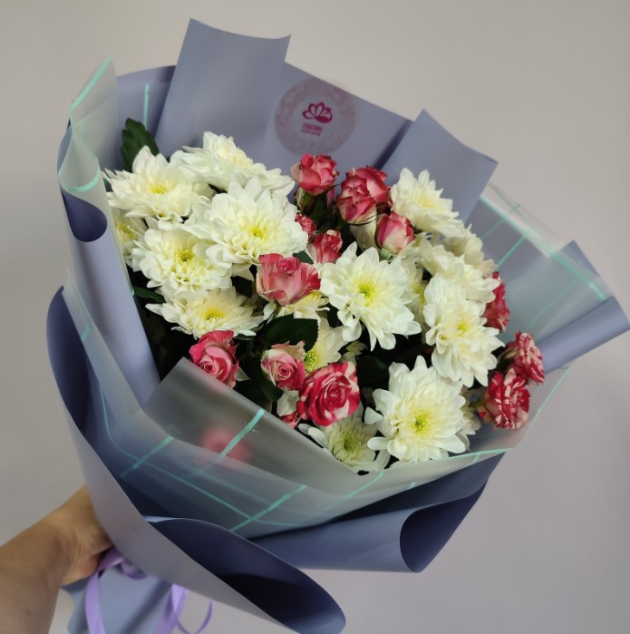 Хризантемы с кустовой розой