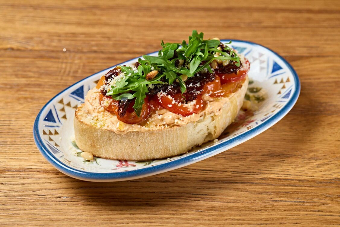 Брускетта с вялеными томатами и перцем 