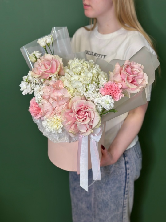 Коробка с гортензией ,французскими розами ,диантусами и маттиолой