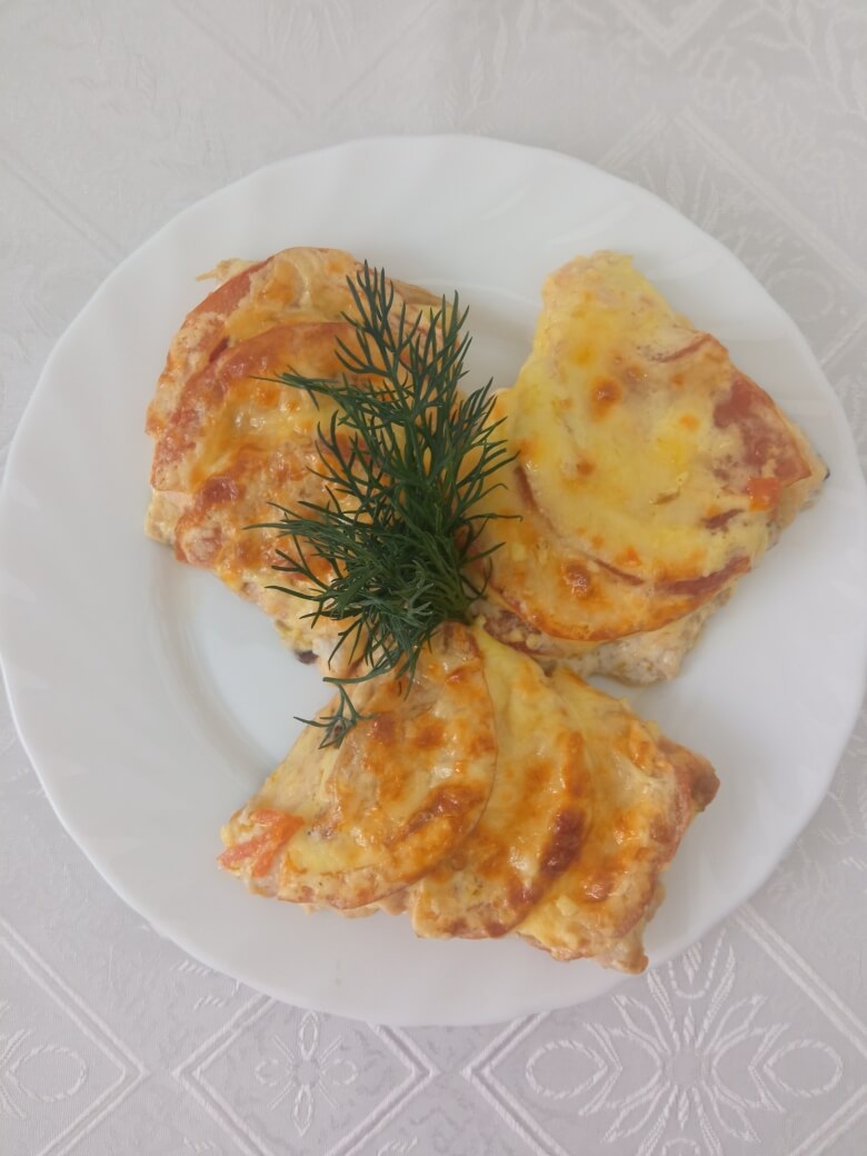 Горбуша, запеченная с помидорами