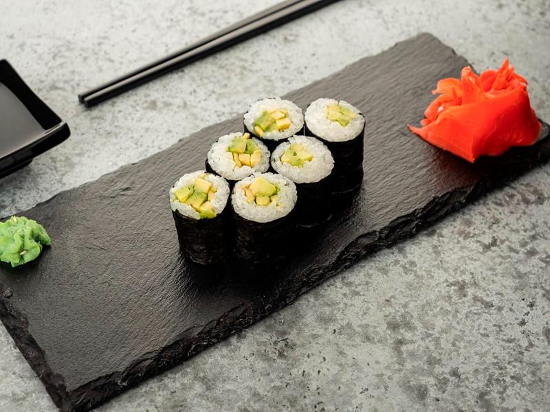 Ролл с авокадо