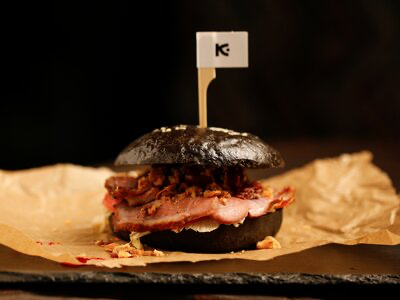 Бургер с копченной уткой и вишневым соусом