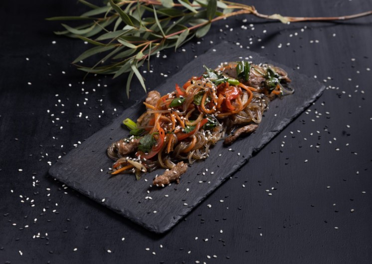 Стелянная лапша с курицей и соусом хон син