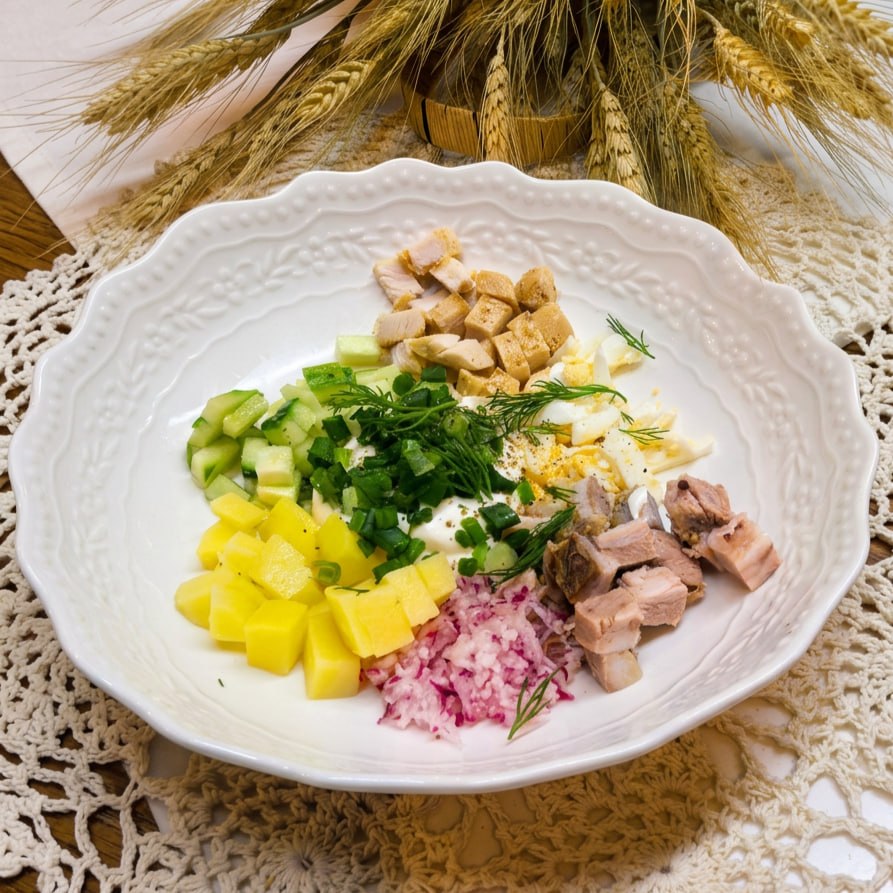 Окрошка от шефа с копченой курицей и бужениной.
