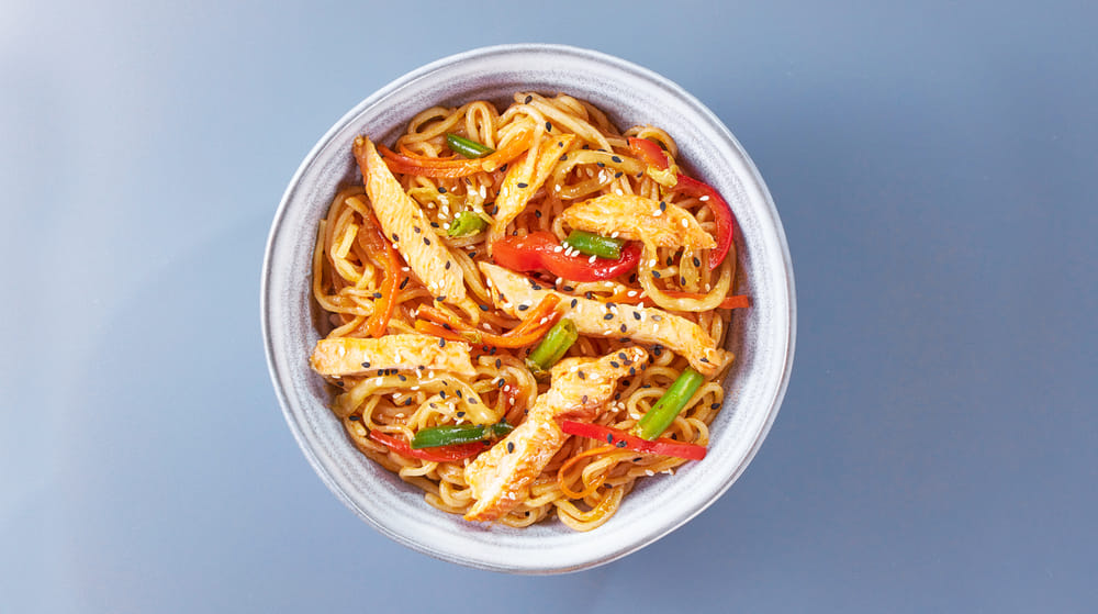 Вок с курицей в остром соусе