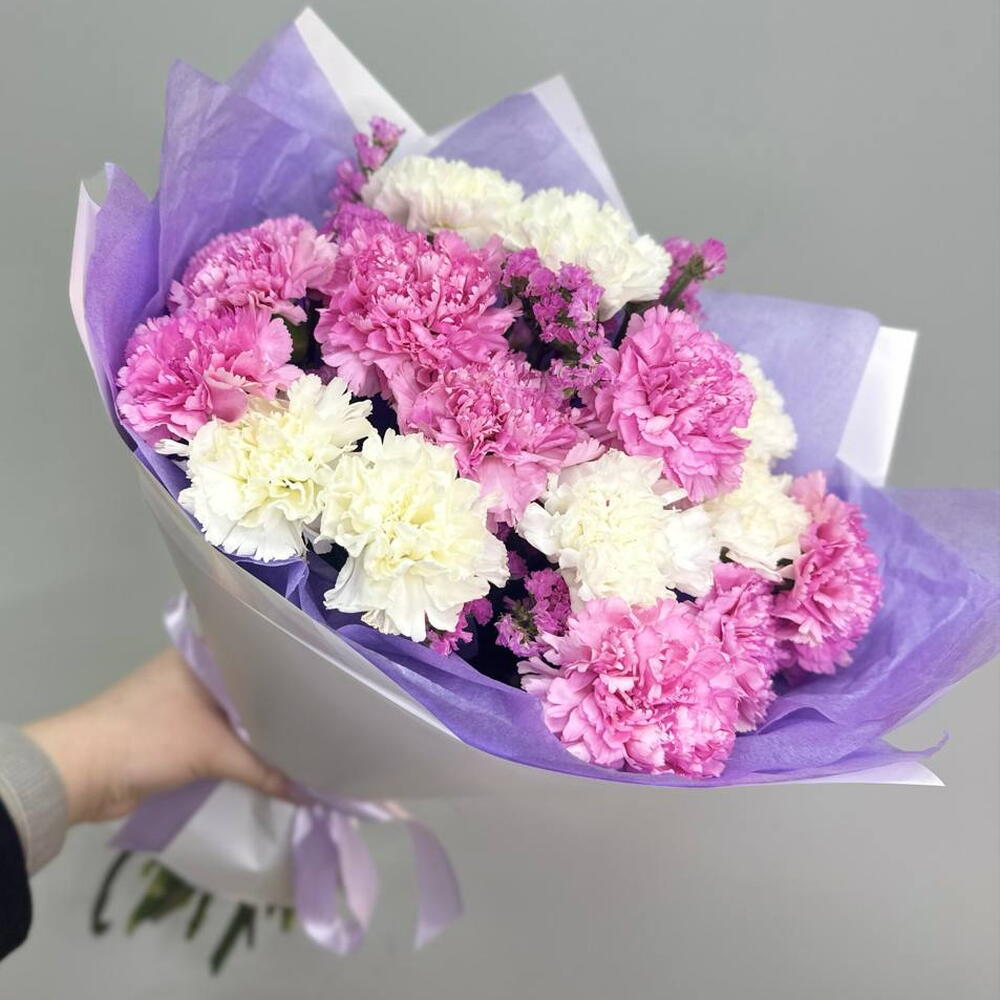 Букет из гвоздик и статицы