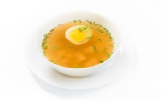 Бульон с яйцом и сухариками
