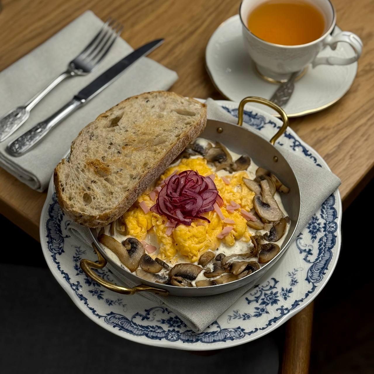 Скрембл с ветчиной и грибами