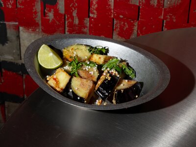 Хрустящие баклажаны с арахисом и кинзой