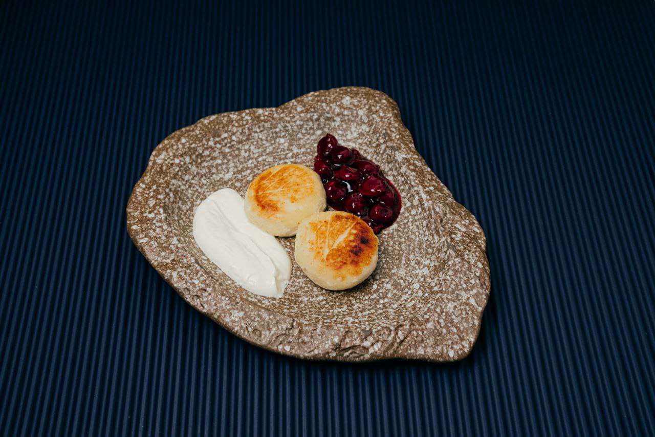 Сырники, вишнёвый соус