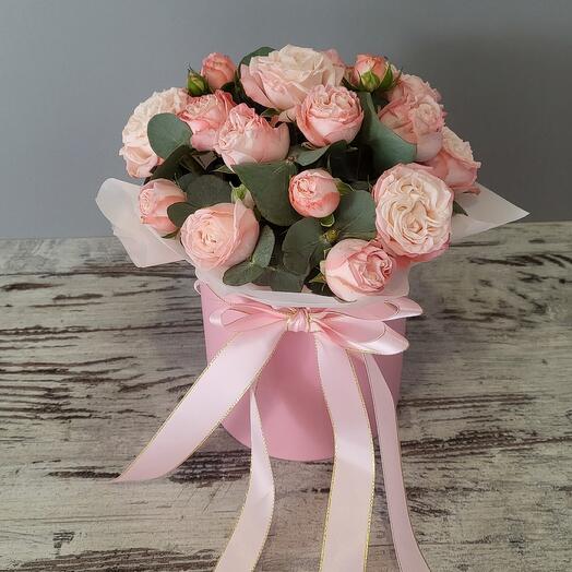 Кустовые розы в кoрoбкe