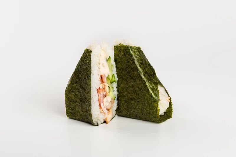 Онигири с курицей и беконом