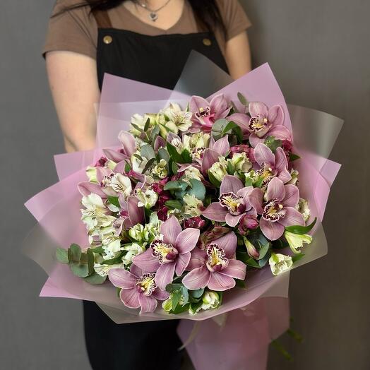 Букет из цимбидиума и альстромерии