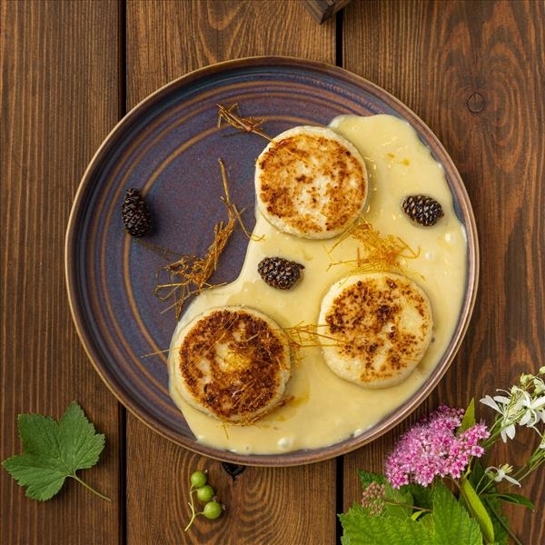 Сырники с крем-брюле из томленых сливок и еловым вареньем