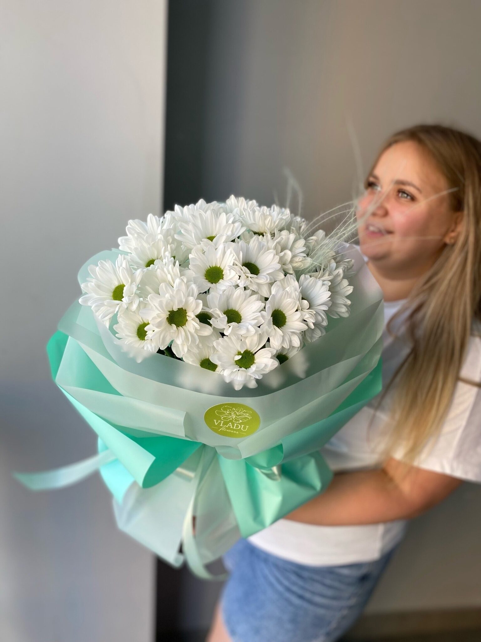 Букет из белой ромашковой хризантемы с ковылем