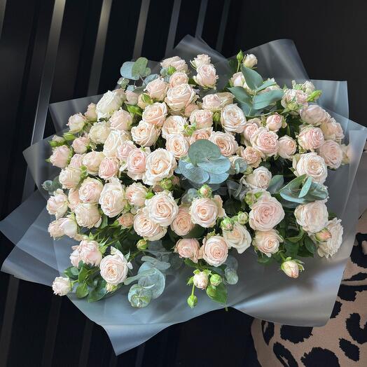 Букет из кустовых роз