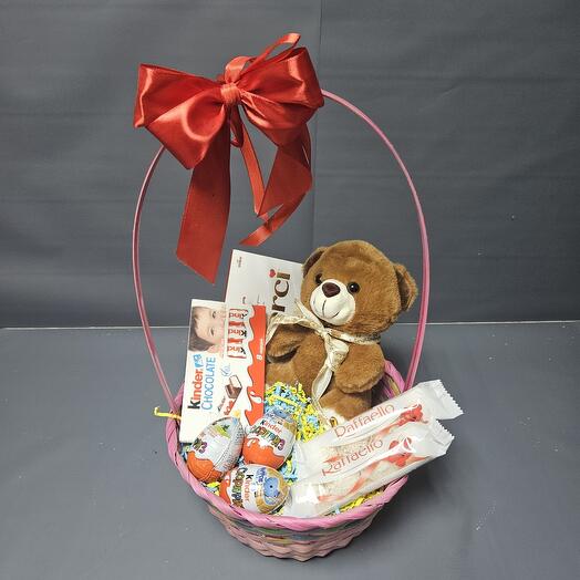 Корзина со сладостями и игрушкой