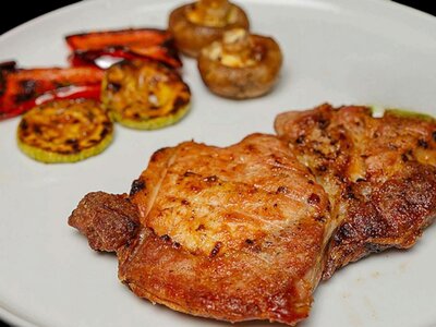 Свиная корейка с овощами
