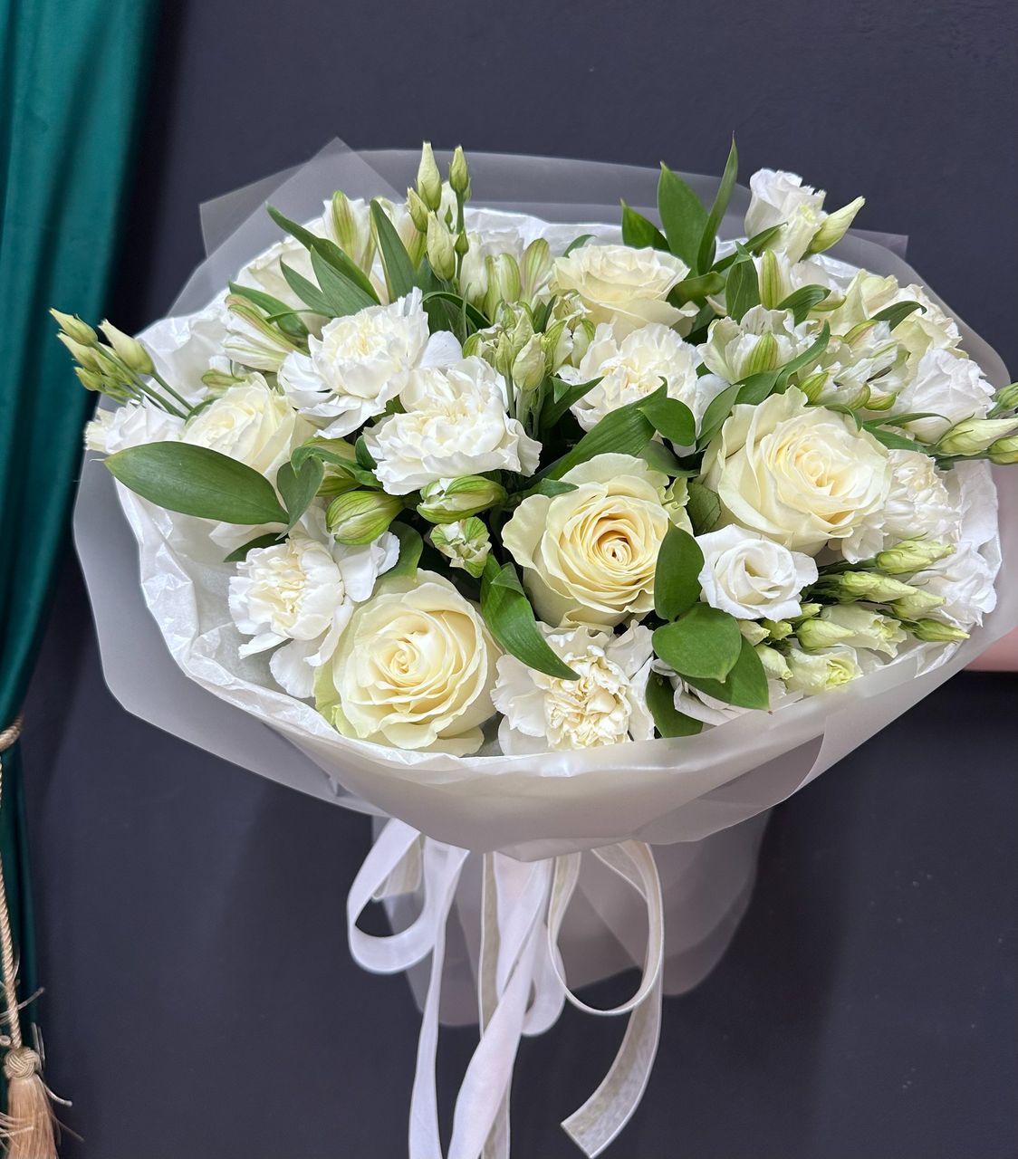 Сборный букет из лизиантусов, роз и диантусов