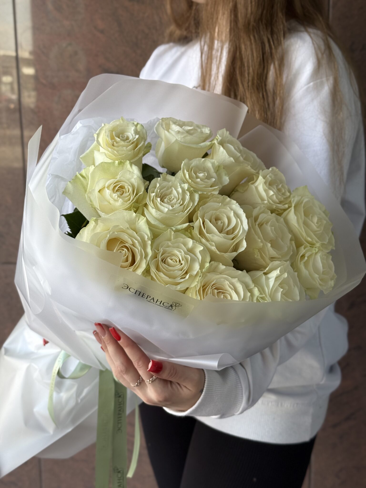 15 роз Мондиаль в нежном оформлении