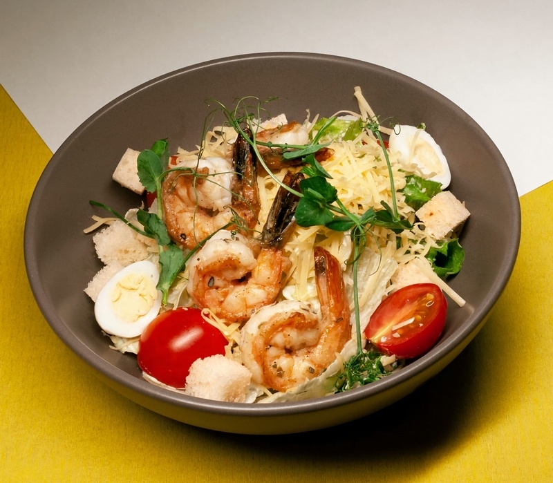 Салат Цезарь с креветкой