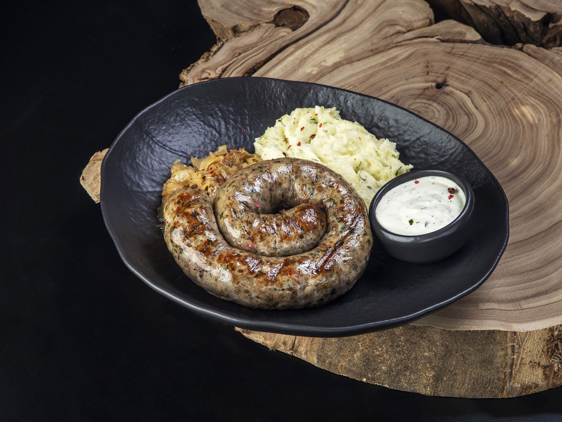 Жареная говяжья колбаска с гарниром