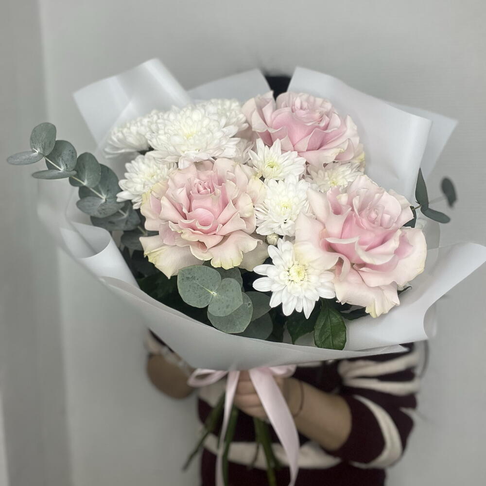 Авторский букет с французской розой и кустовой хризантемой с эвкалиптом в красивом оформление