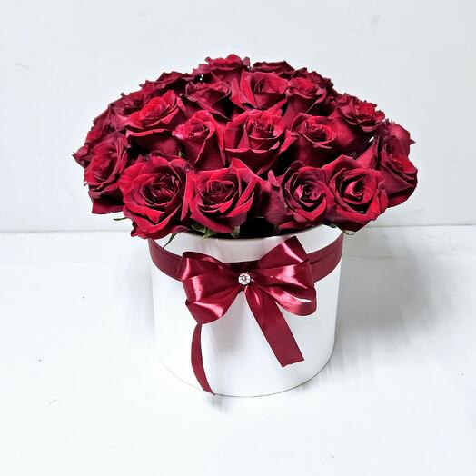 Коробка из 25 красных роз