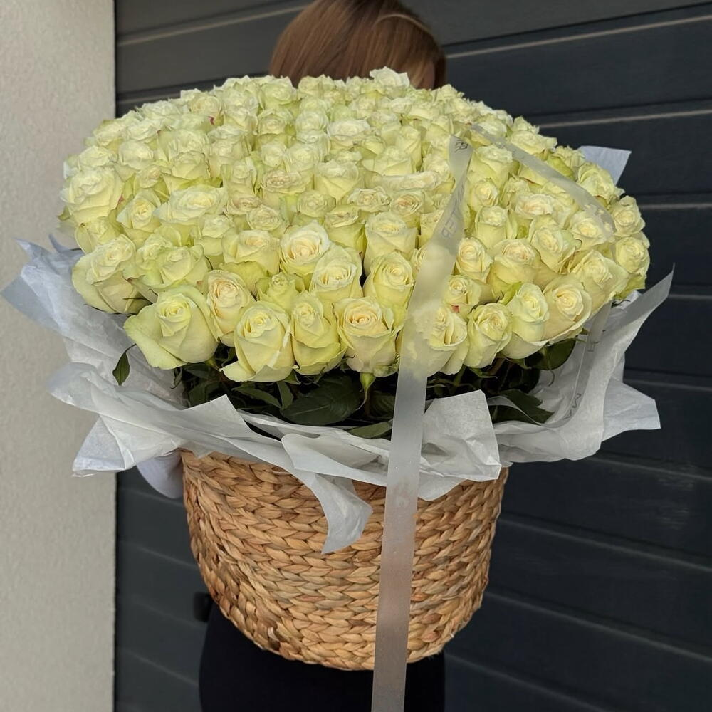 101 белая Роза в корзине кашпо плетеная