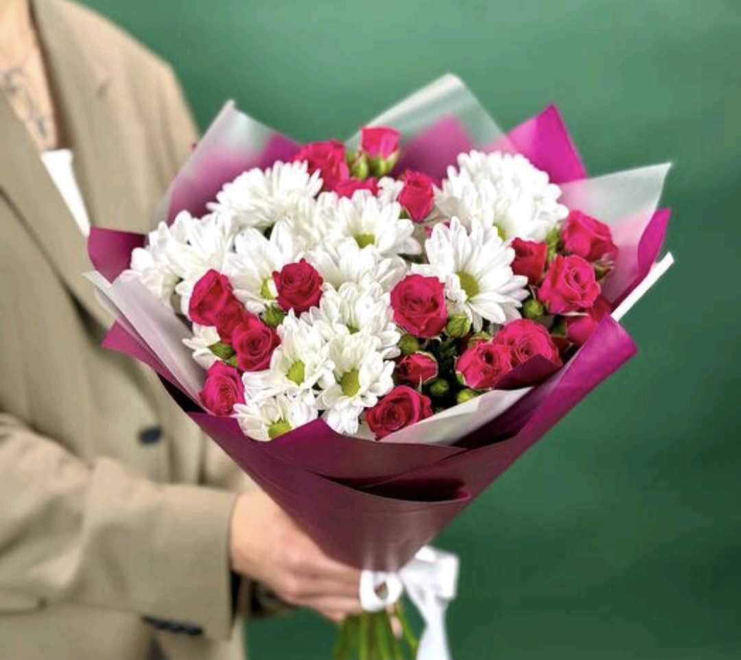 Букет из кустовых хризантем и кустоврй розы