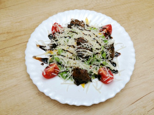 Салат теплый с куриной печенью