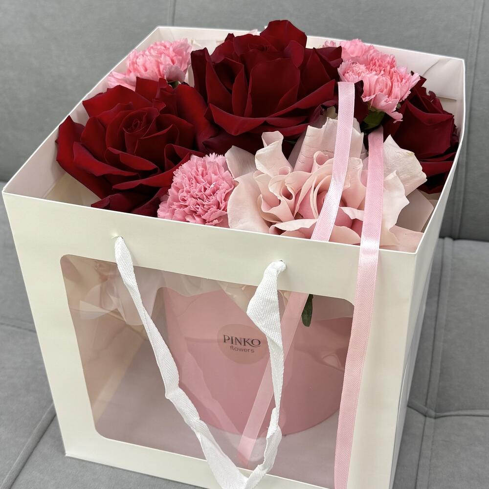 Цветочный бокс с красными ажурными розами