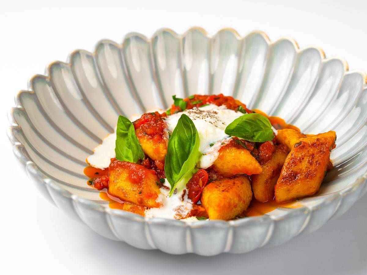 Ньокки в соусе аррабиата со страчателлой